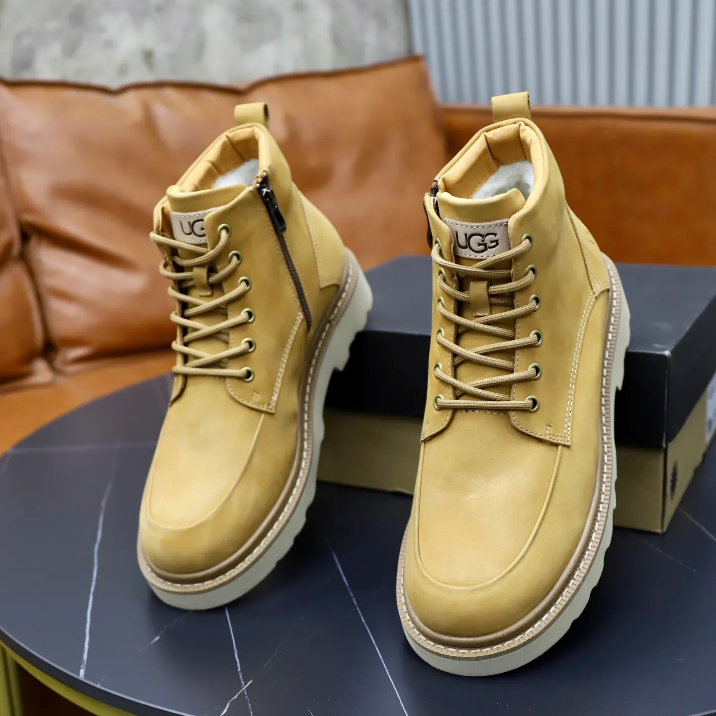 Ex-factory price: 640💰Thick wool imported from Australia Brand: UGG genuine purchase Size: 39-44 Grade: Official website 1:1 Material: First layer of genuine leather waterproof and antifreeze upper Real wool lining Original non-slip soft wear-resistant outsole Style category: Men's casual shoes Trendy style Comfortable on the feet Color: Official website color synchronization